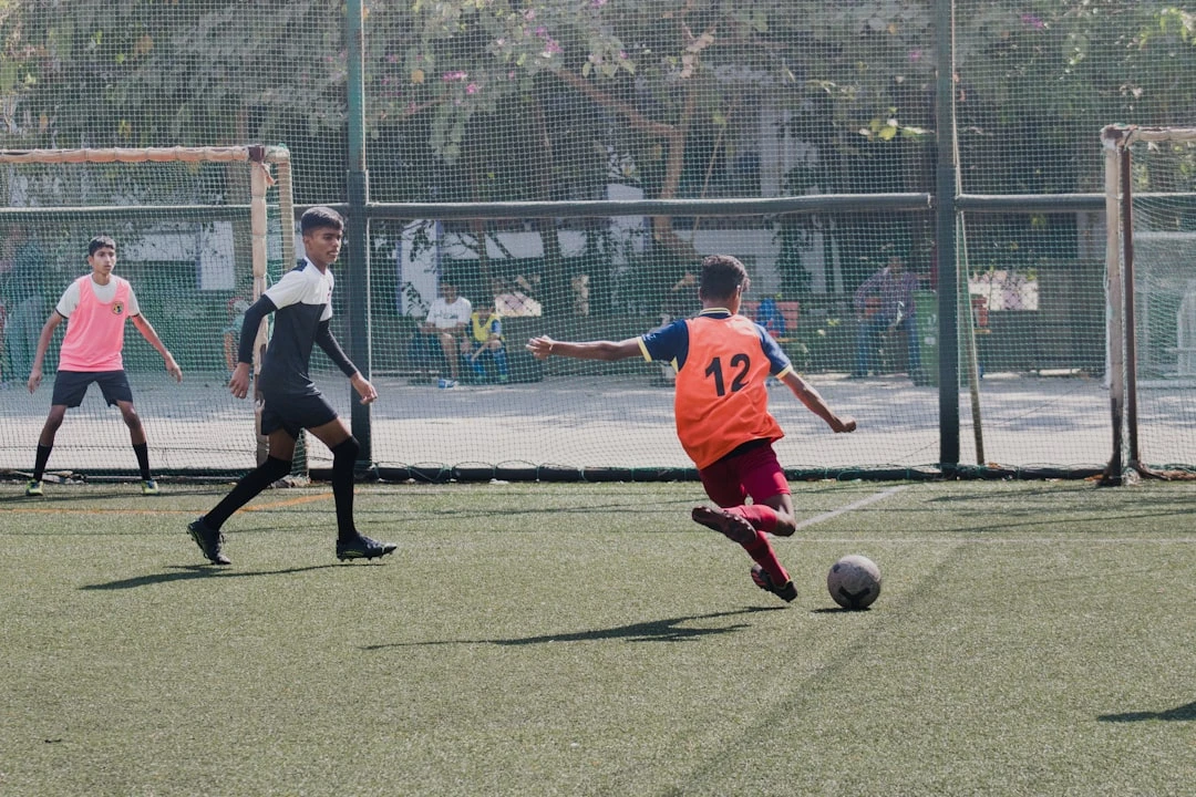 Cầu thủ trẻ giao hữu bóng đá