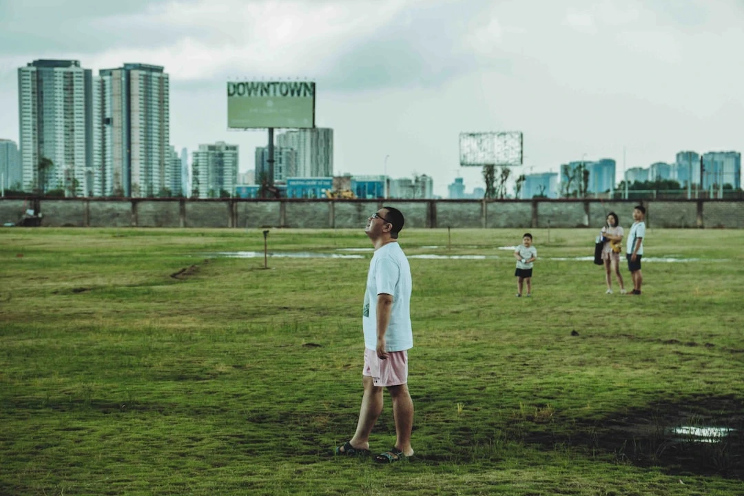 Hình ảnh cầu thủ ghi bàn trong highlights bóng đá