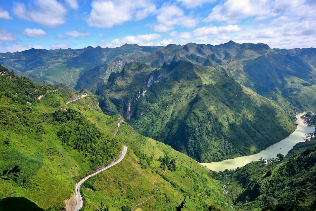 Hình ảnh leo núi với độ nguy hiểm cao