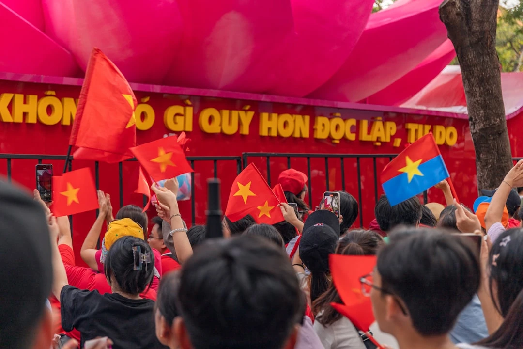 Hình ảnh sân vận động bóng đá đông đúc tại Việt Nam