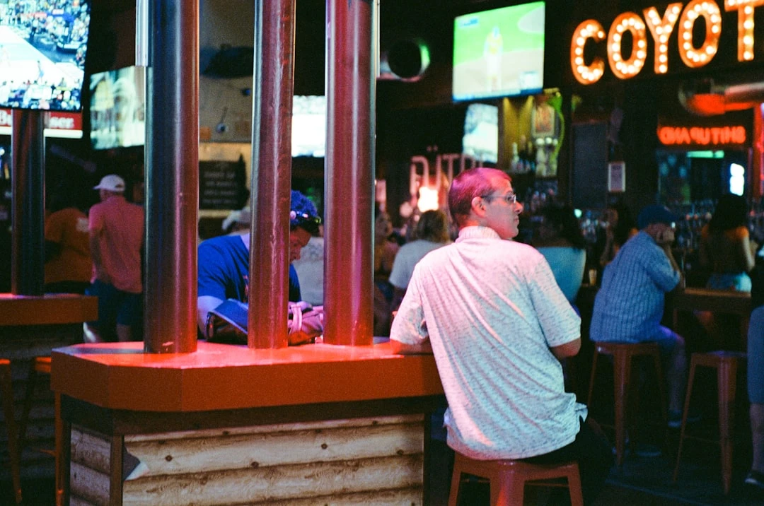 Khán giả xem trận đấu La Liga, tăng trưởng kinh tế từ bóng đá.