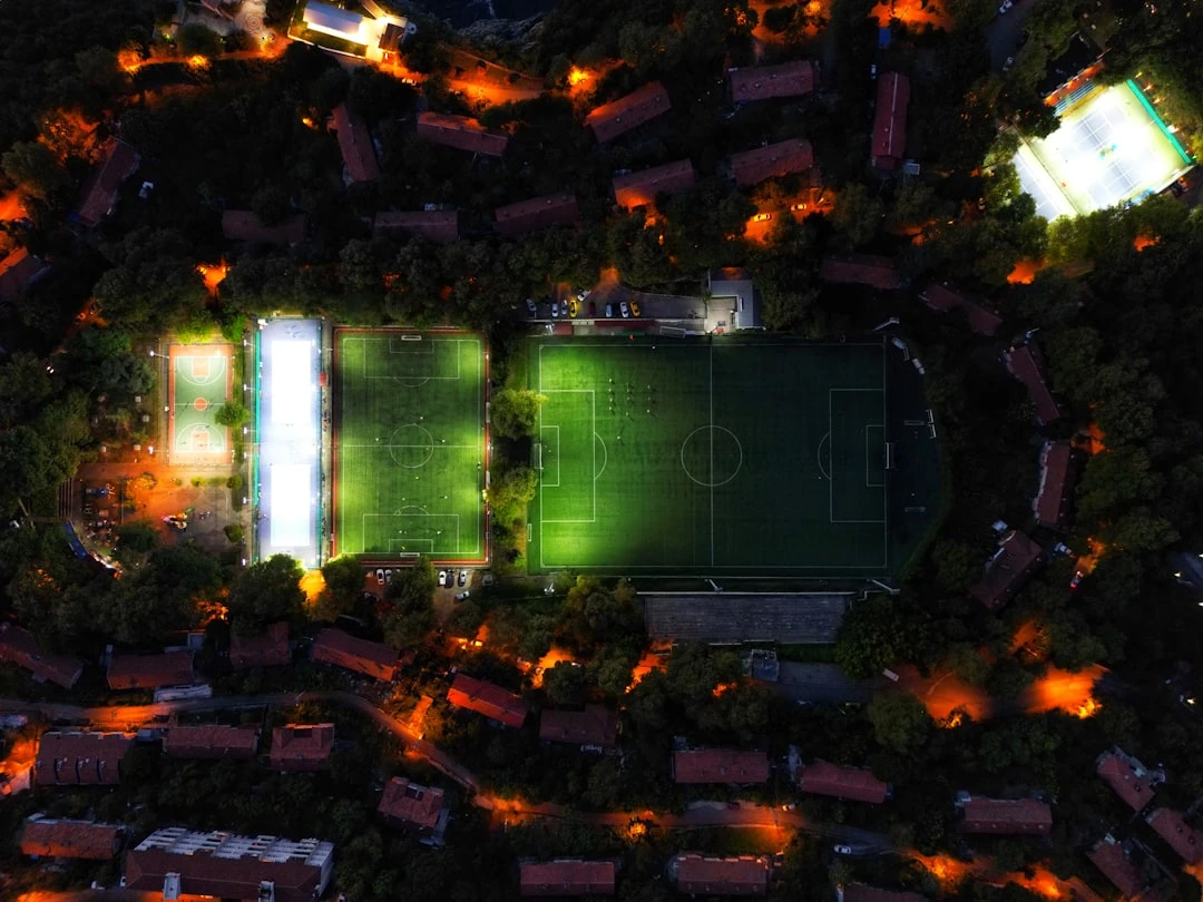 Kỹ thuật color grading và âm thanh trong highlight bóng đá edit: cân bằng nhạc nền, bình luận viên, speed ramping