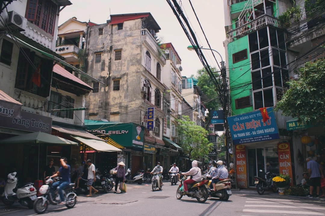 Người dùng xem highlight bóng đá VN trên YouTube.